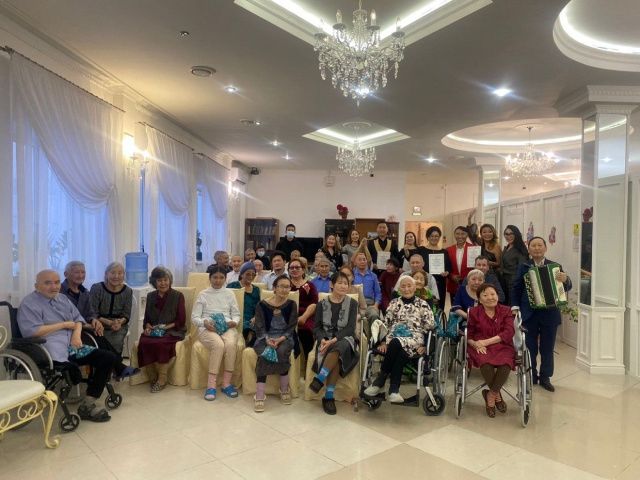 В преддверии Нового года государственный правозащитник Сардана Гурьева поздравила постояльцев дома-пансионата «Счастье»