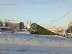 В Намцах ветер повалил главную сельскую ёлку