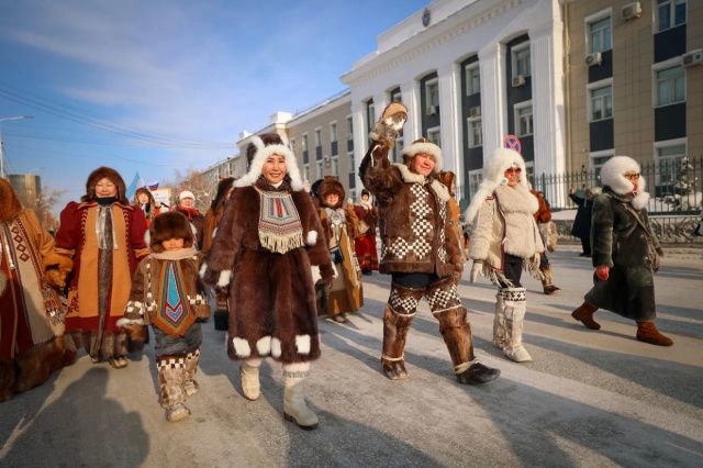 Более тысячи человек прошли в юбилейном шествии в День народного мастера в Якутске