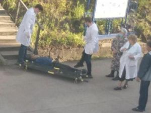 Очевидцы: В Алдане мужчина скончался на крыльце медицинского учреждения