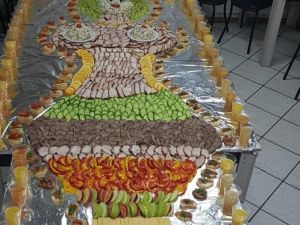 Фотофакт: в Хатасском свинокомплексе оригинально оформили праздничный стол 