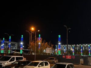 Видеофакт: колонны-сэргэ на площади Ленина Якутска загорелись цветами флага Якутии