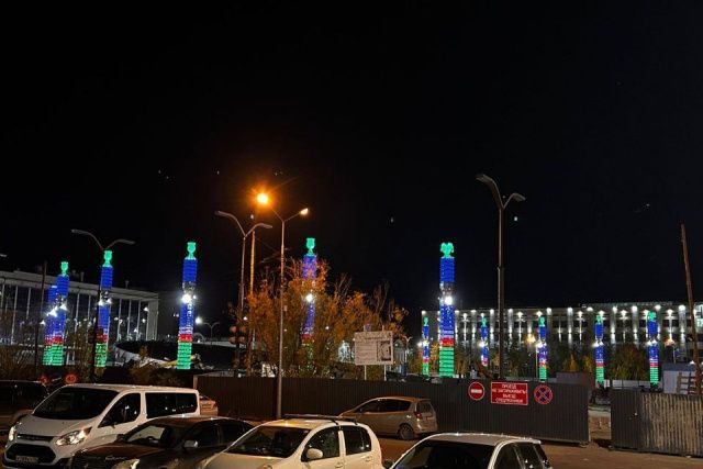 Видеофакт: колонны-сэргэ на площади Ленина Якутска загорелись цветами флага Якутии