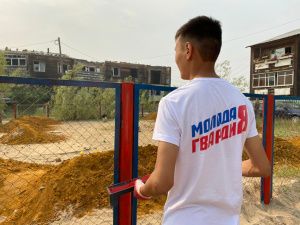 Молодогвардейцы провели косметический ремонт детской площадки