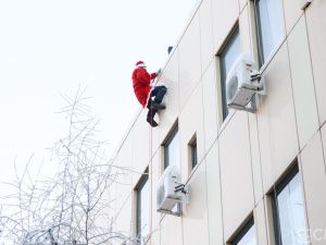 В Якутске спасатель спустился с крыши и поздравил юных пациентов НЦМ в образе Деда Мороза