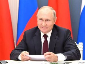 Айсен Николаев поздравил Владимира Путина с днём рождения