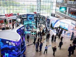 Фоторепортаж с первого дня ВЭФ-2023: улица Дальнего Востока и культурная программа