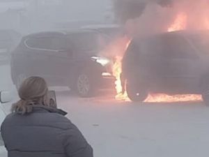 Где огнетушители?!! В Якутске заполыхали сразу 2 автомашины