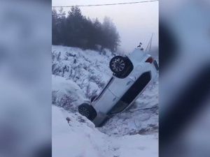 В Якутске «Лексус» съехал с дороги в сугроб и перевернулся