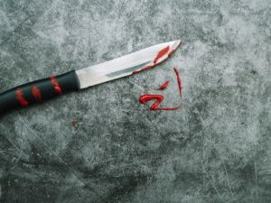 В Якутии полиция задержала ранее судимого мужчину за нанесение ножевых ранений супруге