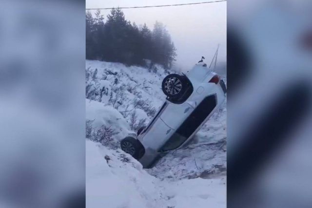 В Якутске «Лексус» съехал с дороги в сугроб и перевернулся