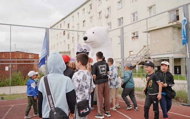 Праздник двора организовали для детей и их родителей в Гагаринском округе Якутска