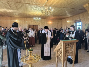 Правящий архиерей совершил панихиду на месте упокоения первого президента Якутии