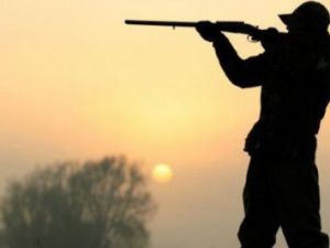 Охотник по ошибке выстрелил в свою жену