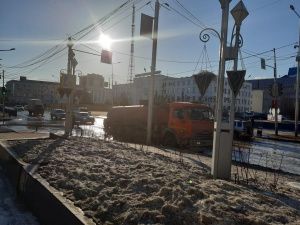 Коммунальные службы Якутска приступили к откачиванию луж