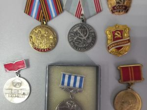 Жительница Якутии пыталась незаконно продать государственные награды своего отца