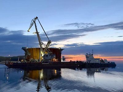 Первый коффердам для строительства Ленского моста вывели в русло реки