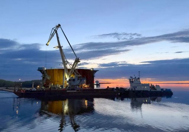Первый коффердам для строительства Ленского моста вывели в русло реки