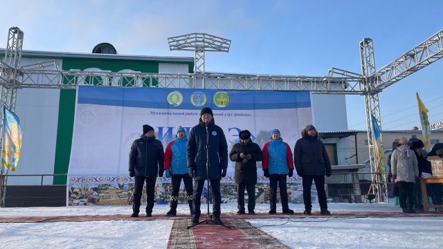 Сергей Местников открыл ярмарку-продажу «Идэhэ» Амгинского улуса