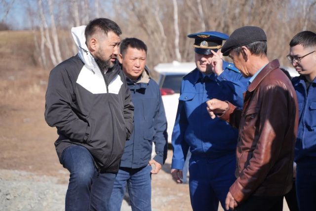 Евгений Григорьев проверил подготовку к паводку в Тулагино и Кангалассах