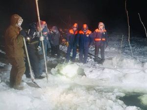 Найдено тело одного из мужчин, провалившихся на тракторе под лед на реке Лене