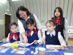 Детям и молодежи провели классные часы о первом президенте Якутии