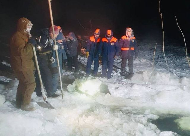 Найдено тело одного из мужчин, провалившихся на тракторе под лед на реке Лене