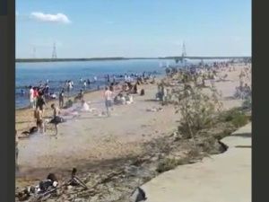 Жители Якутска из-за аномальной жары оккупировали городской пляж