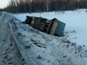 Фотофакт: В Якутии перевернулся грузовик с 576 канистрами бензина