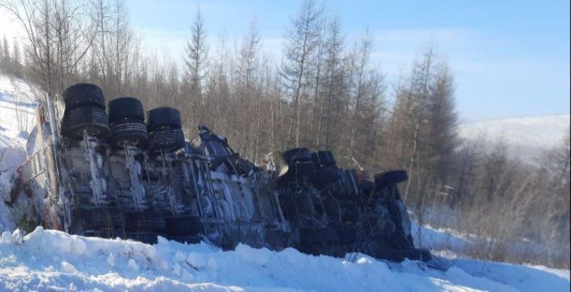 В Якутии в результате ДТП с бензовозом произошел разлив нефтепродуктов