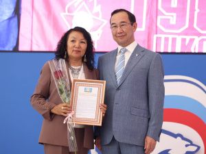 Айсен Николаев наградил волонтёров специальной военной операции