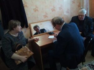 Нет рентген-аппарата и неизвестно, кто будет вывозить мусор. Жители Усть-Маи рассказали депутатам о проблемах