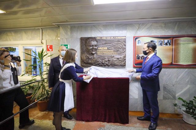 В общеобразовательной школе Айхала установлена памятная доска основателю посёлка