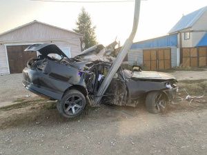 В Якутске водитель получил тяжелые травмы, врезавшись в опору уличного освещения