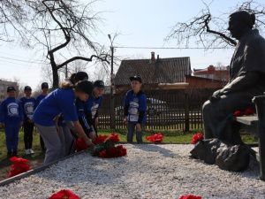 Установленный благодаря Михаилу Николаеву памятник встречает гостей музея Юрия Гагарина