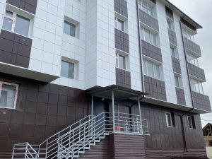 Дмитрий Садовников проверил ход строительства многоквартирных домов в Усть-Алданском районе