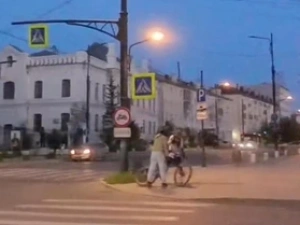 Ссора двухколесных. Мотоциклист надавал пощечин велосипедисту в центре Якутска