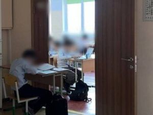 За что ученика выгнали из класса да еще вместе с партой?