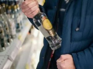 В Якутске работник магазина продавал алкоголь мимо кассы