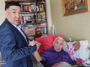 Чурапчинский улус поздравил участника Великой Отечественной войны  Петра Терентьевича Карсанаева