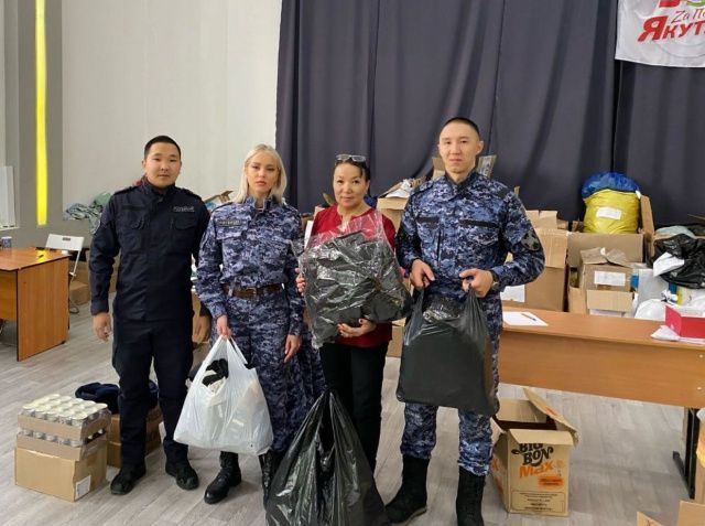 Росгвардейцы в рамках проекта #МЫВМЕСТЕ передали гуманитарную помощь для мобилизованных якутян