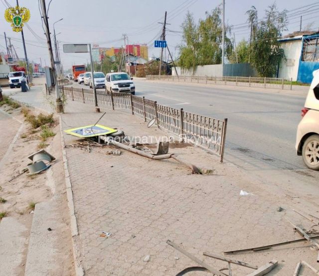В Якутске женщина-водитель снесла ограждение и дорожный знак на улице: Подан иск о возмещении ущерба