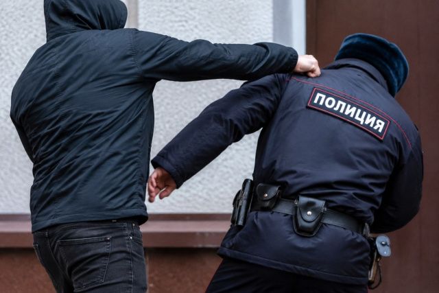 В ночном клубе Якутска двое мужчин напали на полицейского, который заступился за девушку: Дело направлено в суд