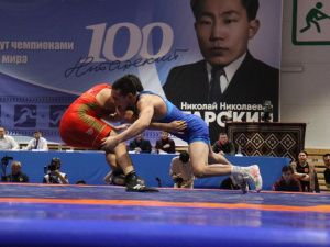 Фоторепортаж. Главные схватки чемпионата Якутии по вольной борьбе