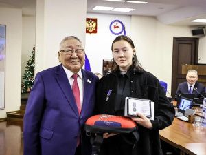 «Проявили мужество при спасении людей»: в Якутии наградили юных героев