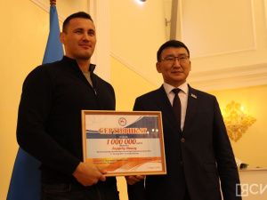 Сардане Трофимовой и Айаалу Лазареву вручили по миллиону рублей за выступление на Азиатских играх