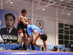 Фоторепортаж. Главные схватки чемпионата Якутии по вольной борьбе