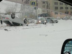В Якутске автомобиль перевернулся после столкновения с другой машиной