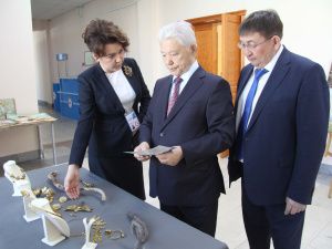 Михаил Николаев вручил Благодарности Главы Якутии Айсена Николаева победителям XXI молодежных Дельфийских Игр России