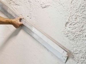 В Якутске ремонтник попытался украсть три мешка гипсовой штукатурки